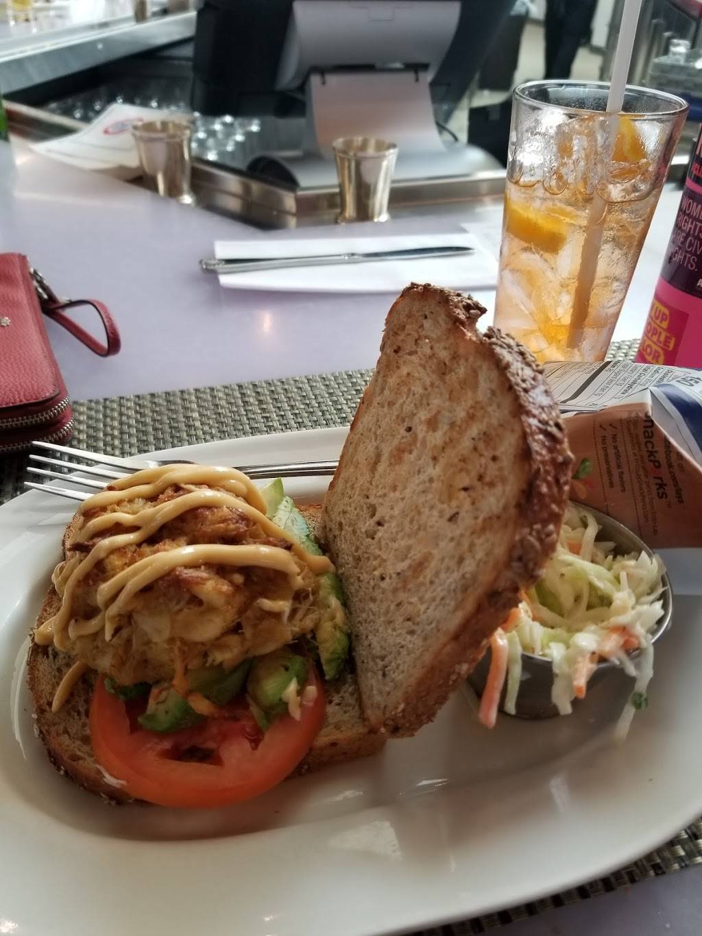 Legal Sea Foods | restaurant | 1 Harborside Drive Logan Airport, Terminal B Connector, Boston, MA 02128, USA | 8575743888 OR +1 857-574-3888