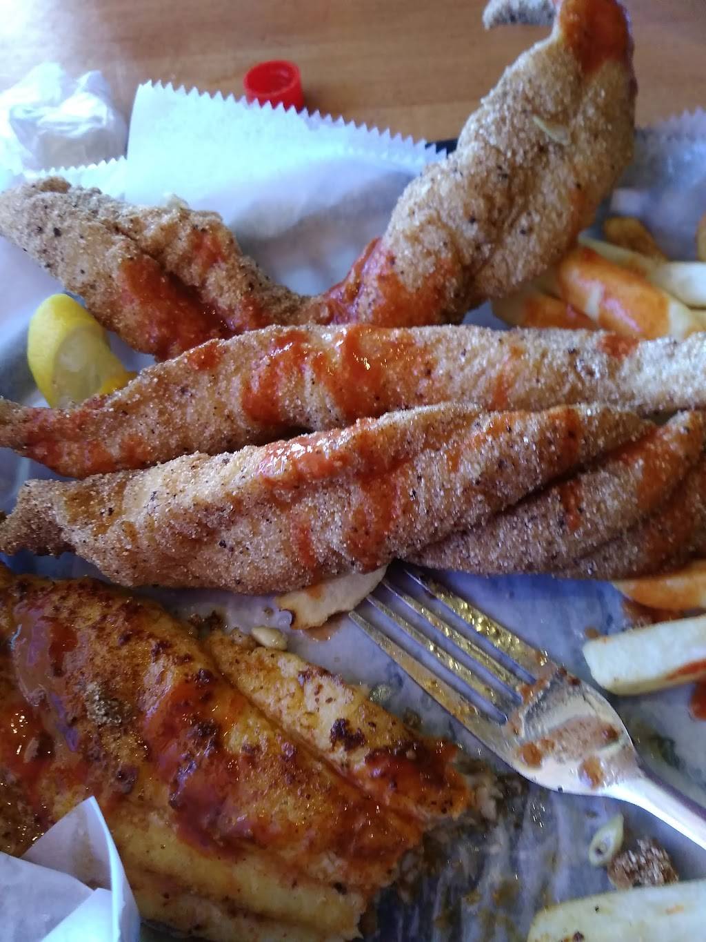 A & Js Catfish Station | restaurant | 5950 Knight Arnold Rd Ext, Memphis, TN 38115, USA | 9017950300 OR +1 901-795-0300