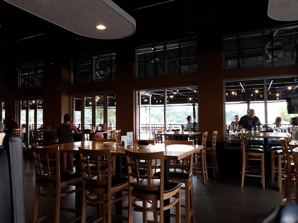 Walnut Grill Robinson | restaurant | 1210 Settlers Ridge Center Dr, McKees Rocks, PA 15136, USA | 4127472100 OR +1 412-747-2100