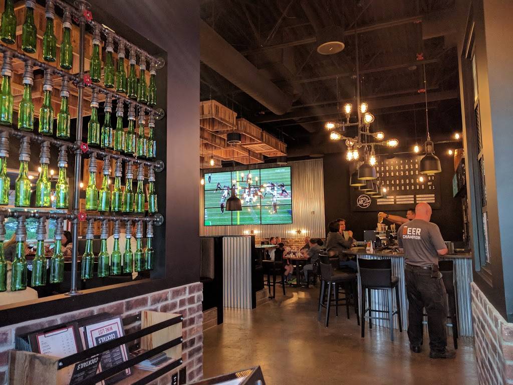 Crust & Crate Fast Fired Pizza Pub | restaurant | 2018 Ogilvie Rd, Gloucester, ON K1J 7N9, Canada | 6136566567 OR +1 613-656-6567