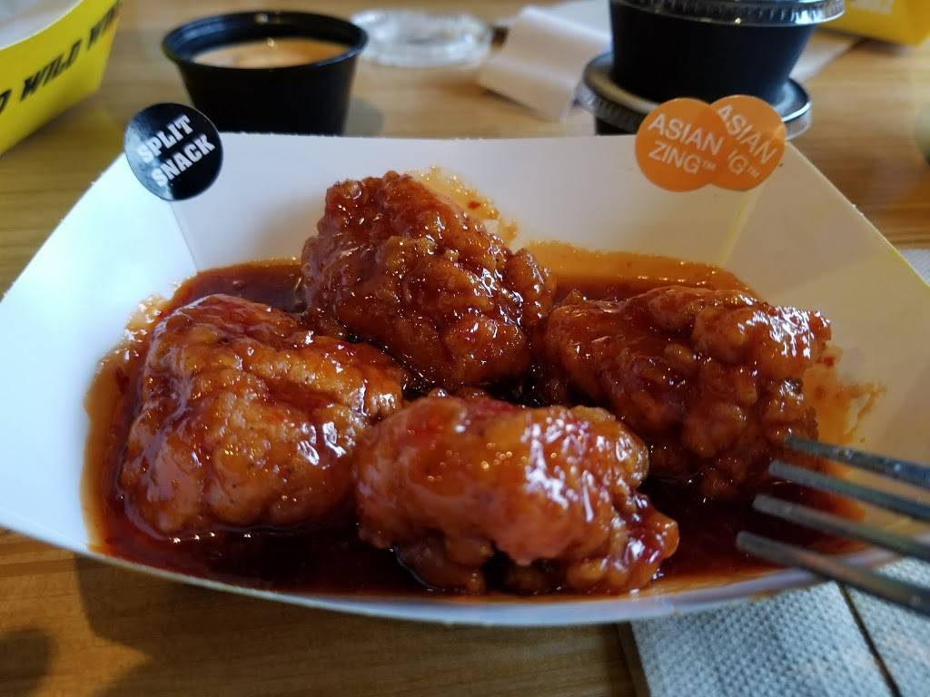Buffalo Wild Wings | restaurant | 20596 South La Grange Road, Frankfort, IL 60423, USA | 8158062223 OR +1 815-806-2223