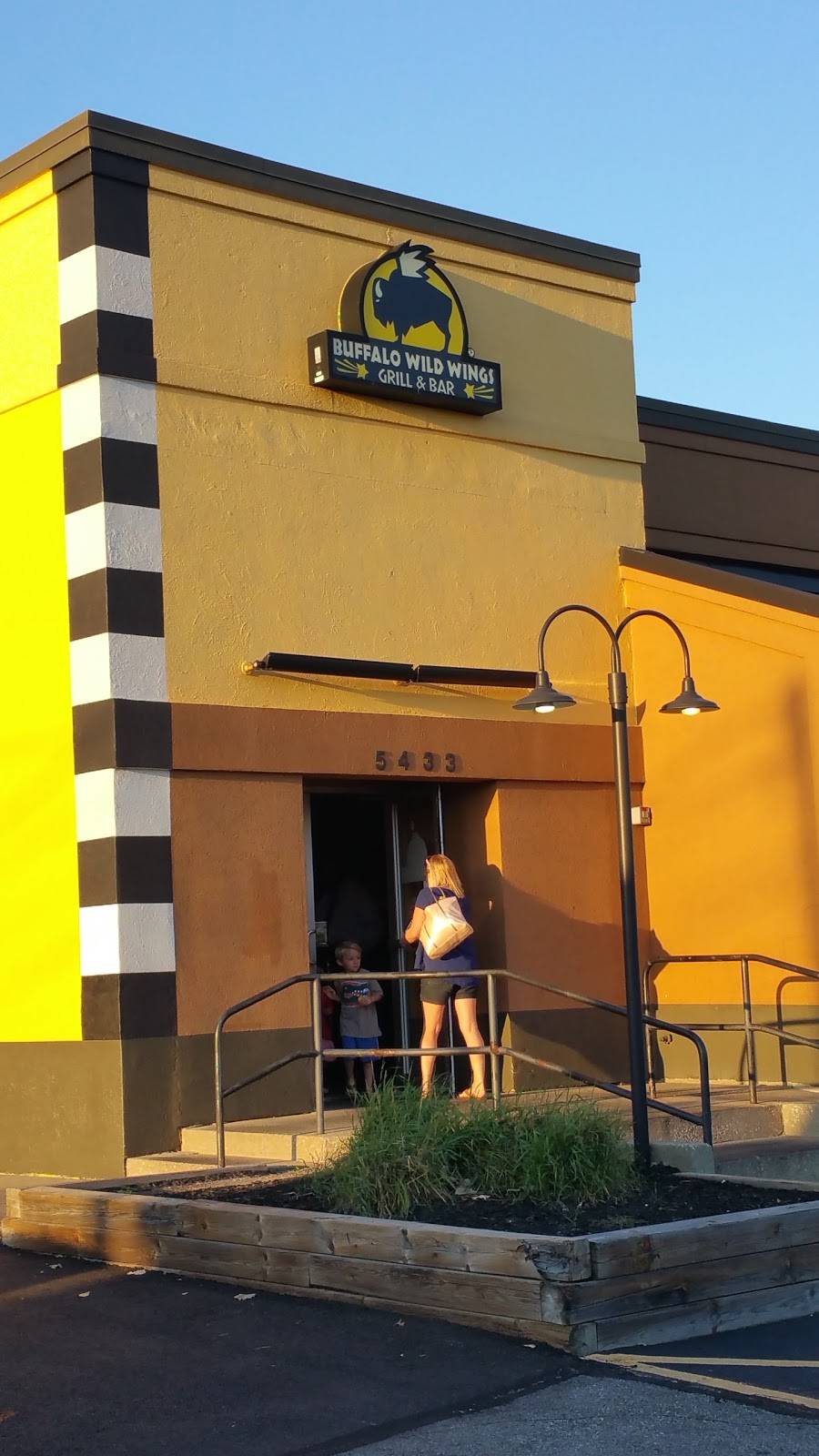 Buffalo Wild Wings | restaurant | 5433 Mayfield Rd, Lyndhurst, OH 44124, USA | 4406059464 OR +1 440-605-9464