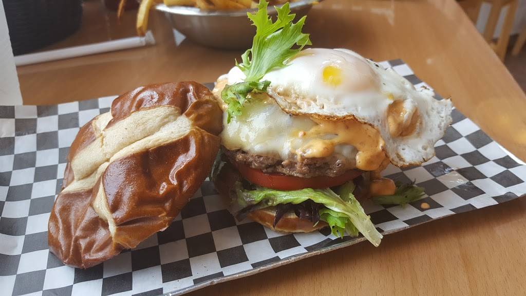 The Burger Point | restaurant | 1900 S State St, Chicago, IL 60616, USA | 3128421900 OR +1 312-842-1900