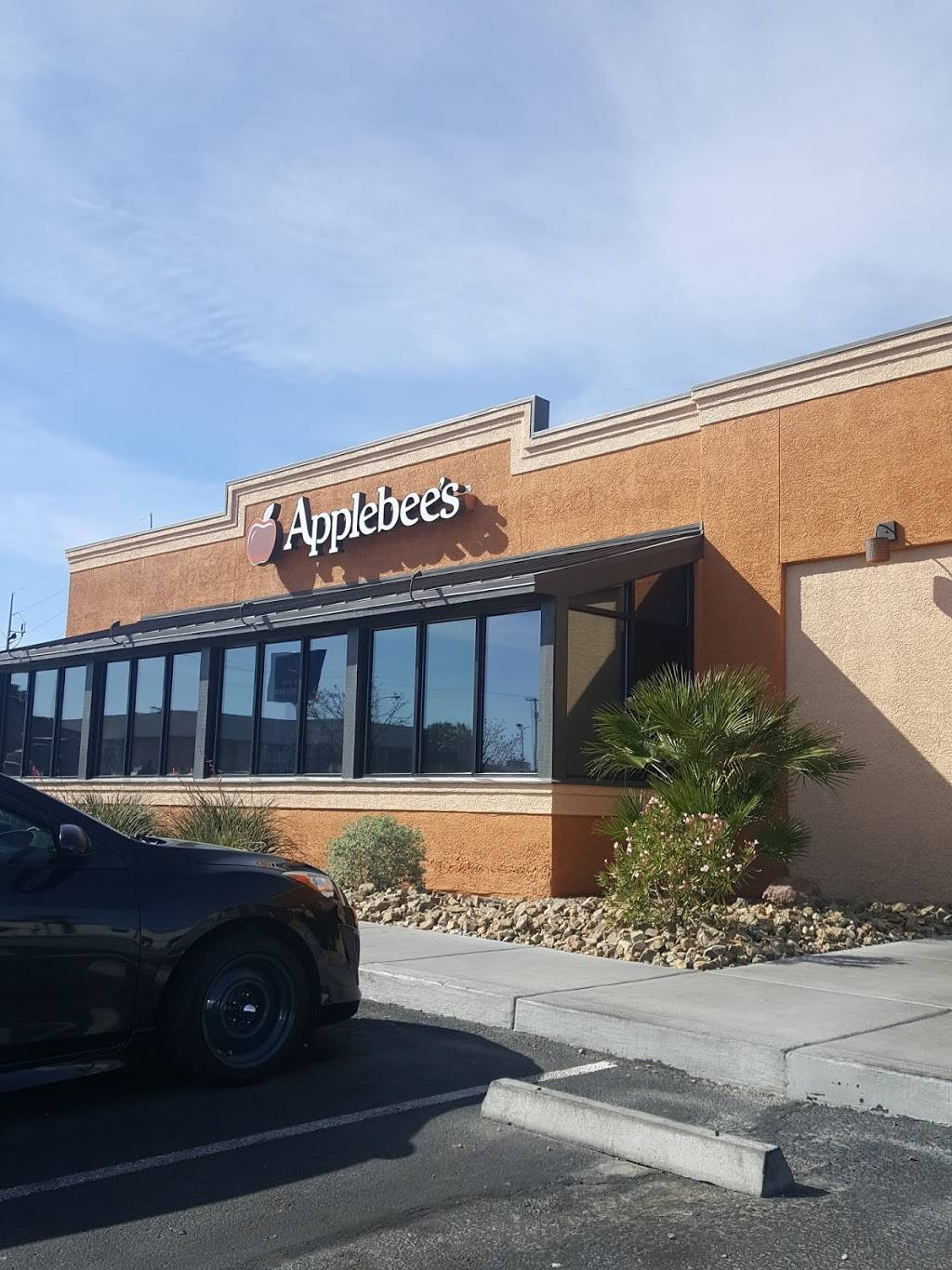 Applebees Grill + Bar | restaurant | 3340 S Maryland Pkwy, Las Vegas, NV 89109, USA | 7027374990 OR +1 702-737-4990