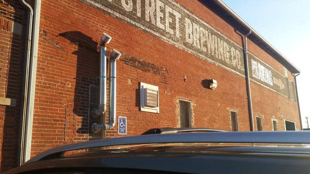 Elm Street Brewing Company | restaurant | 519 N Elm St, Muncie, IN 47305, USA | 7652732054 OR +1 765-273-2054