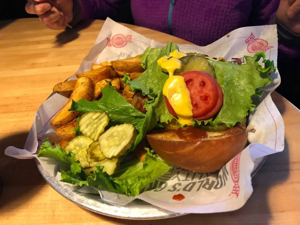 Fuddruckers | restaurant | 10500 Town and Country Way, Houston, TX 77024, USA | 7137227440 OR +1 713-722-7440