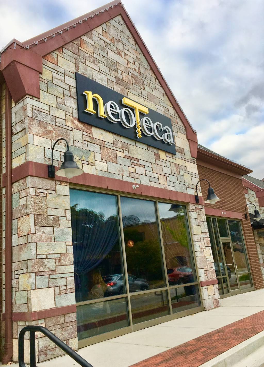 Neoteca | night club | 130 S Hough St, Barrington, IL 60010, USA | 8473821330 OR +1 847-382-1330