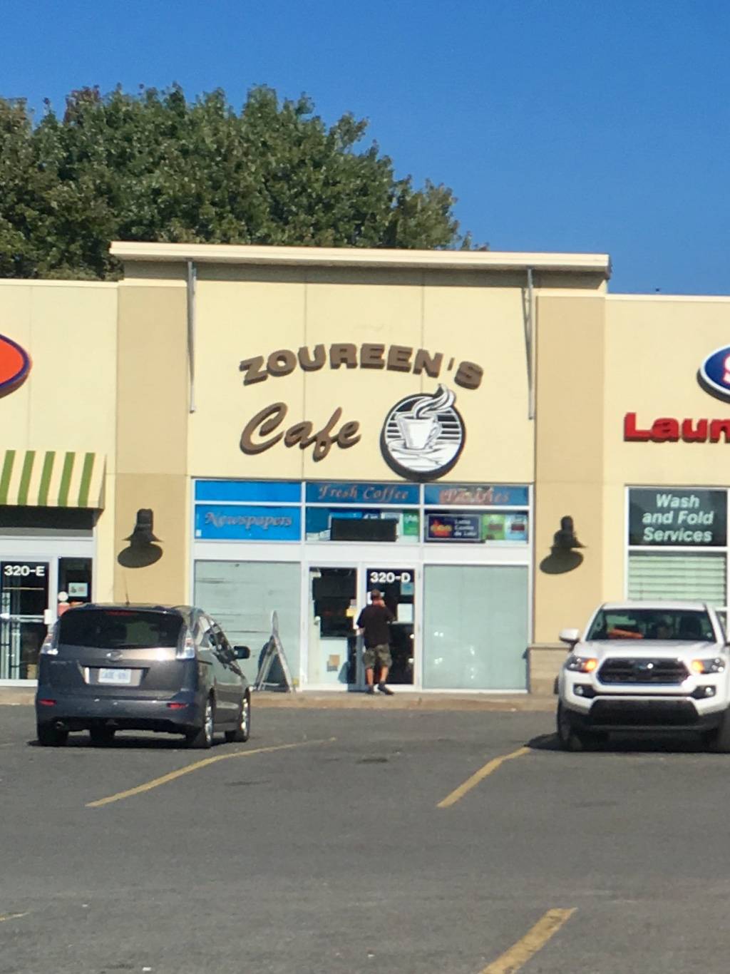 Zoureens Cafe | restaurant | 320 McArthur Ave., Vanier, ON K1L 5G2, Canada | 6136679209 OR +1 613-667-9209