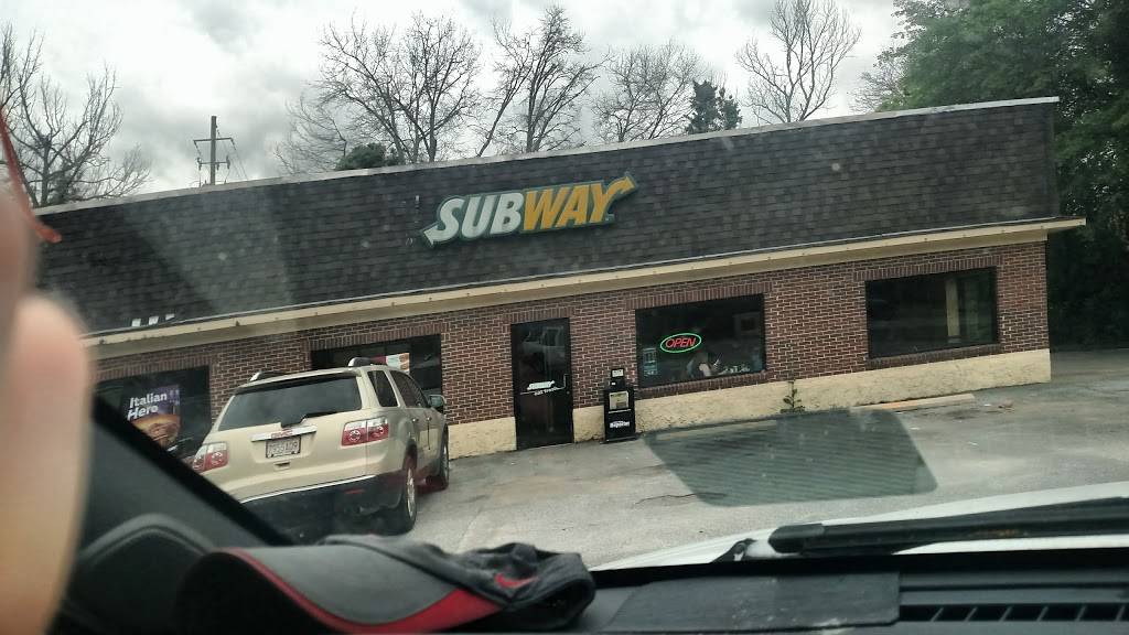 Subway | restaurant | 305 W College St, Columbiana, AL 35051, USA | 2056691458 OR +1 205-669-1458
