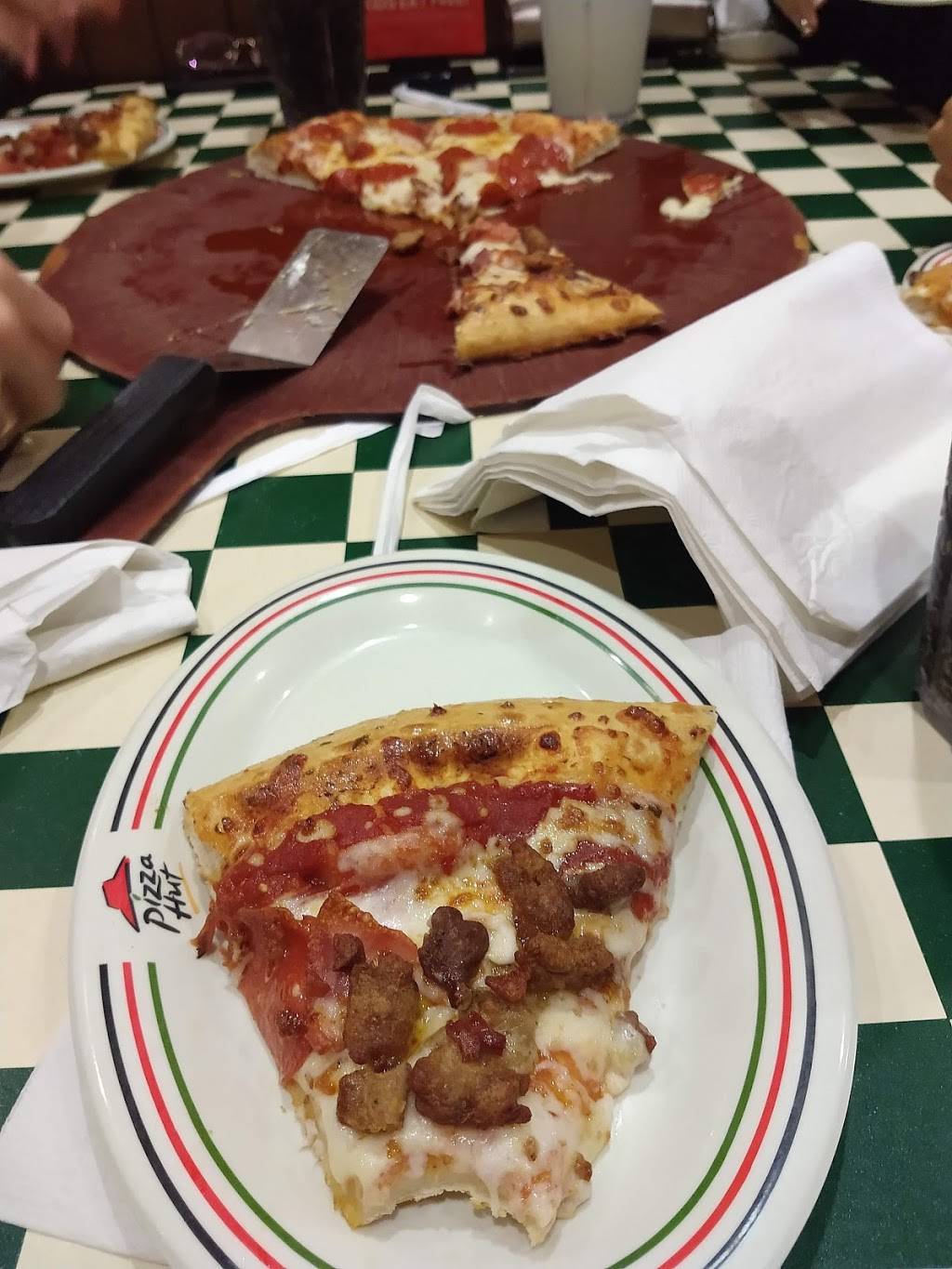 Pizza Hut | restaurant | 2316 James L Redman Pkwy, Plant City, FL 33563, USA | 8137528222 OR +1 813-752-8222