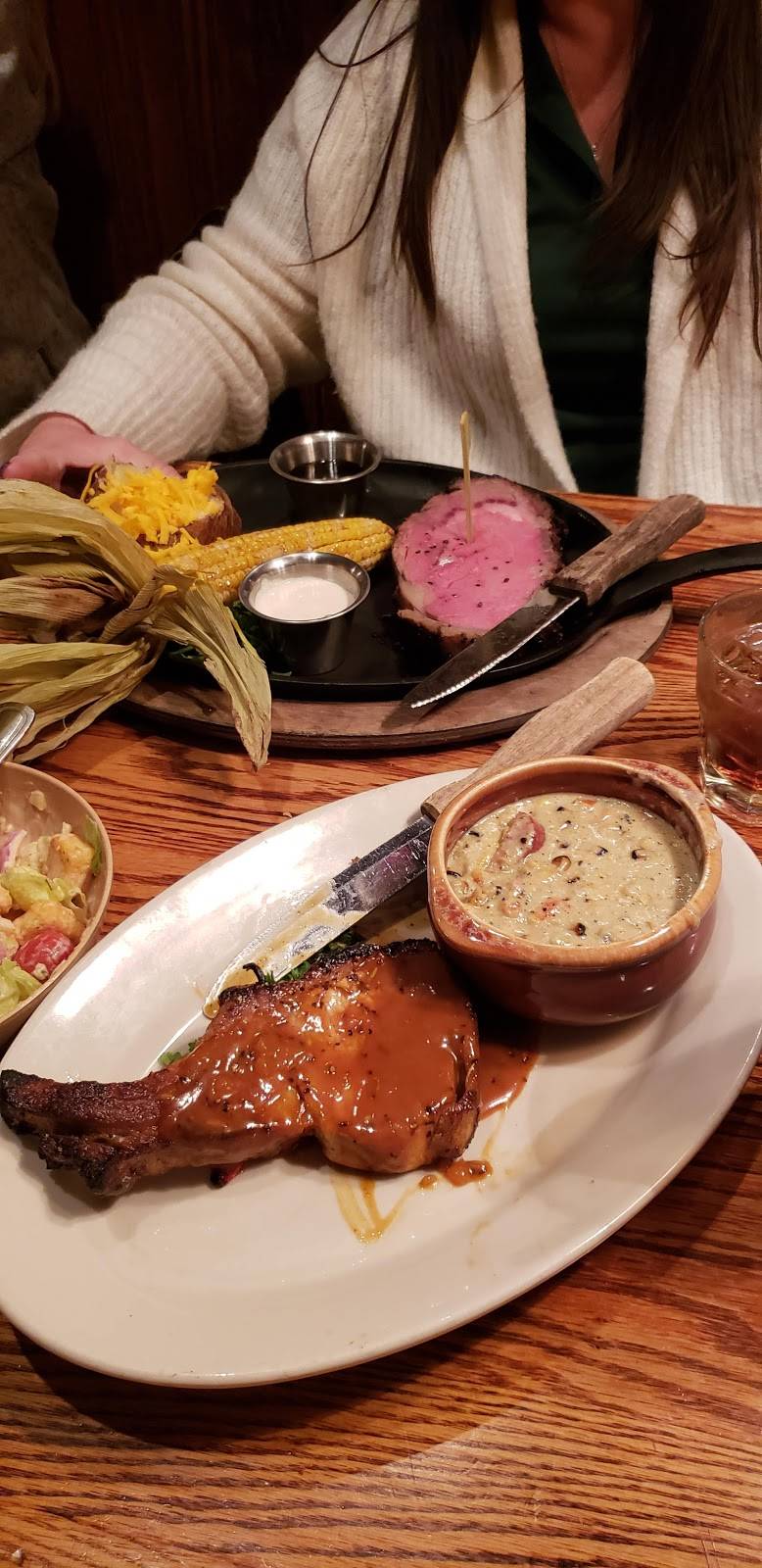 H3 Ranch | restaurant | 109 E Exchange Ave, Fort Worth, TX 76164, USA | 8176241246 OR +1 817-624-1246