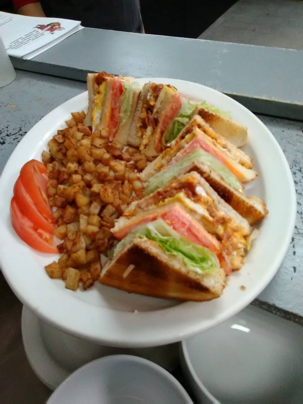 Resto Les Petits Delices | restaurant | Saint-Alexandre, QC J0J 1S0, Canada | 4384983354 OR +1 438-498-3354