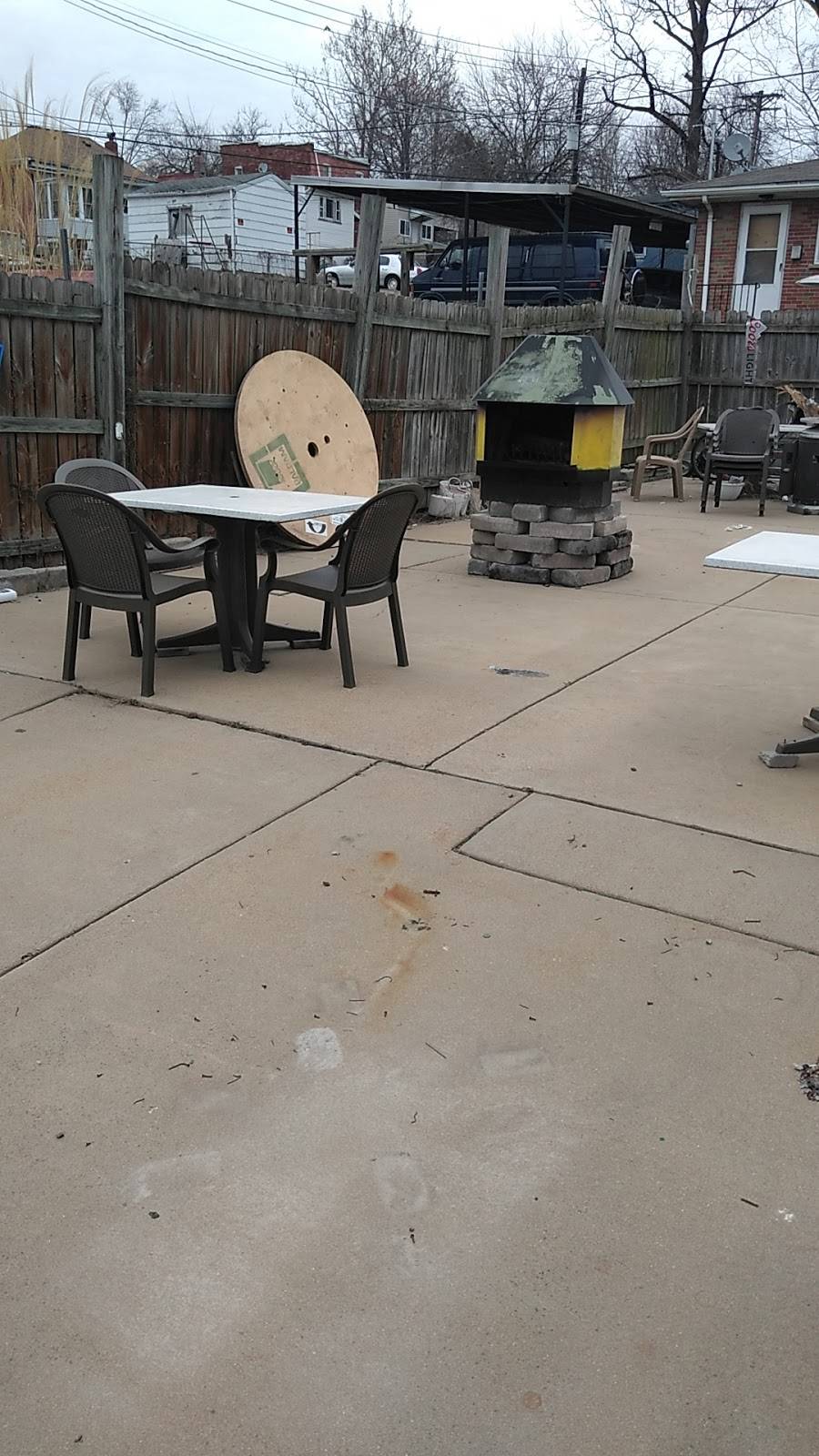 Larrys Corner Bar and Grill | restaurant | 5827 S Broadway, St. Louis, MO 63111, USA | 3143546475 OR +1 314-354-6475