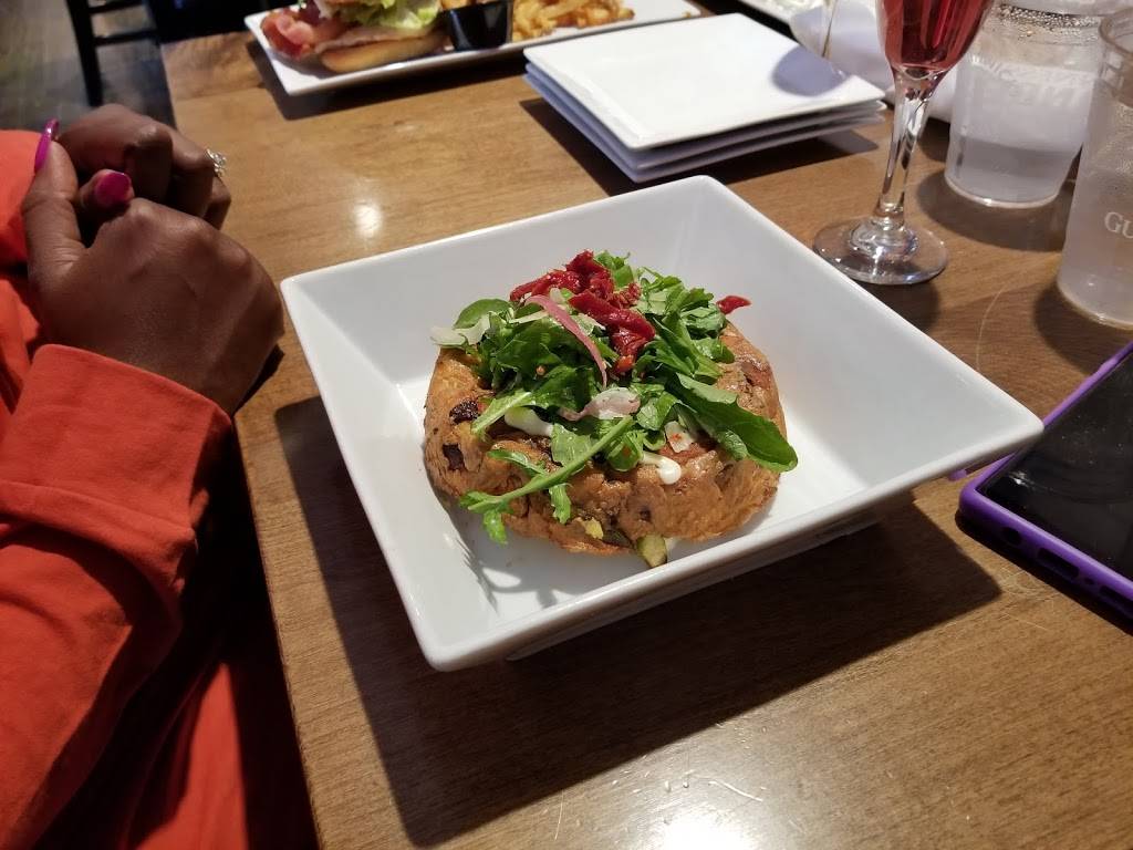 Commonwealth Tavern | restaurant | 2000 W Roscoe St, Chicago, IL 60618, USA | 7736977965 OR +1 773-697-7965