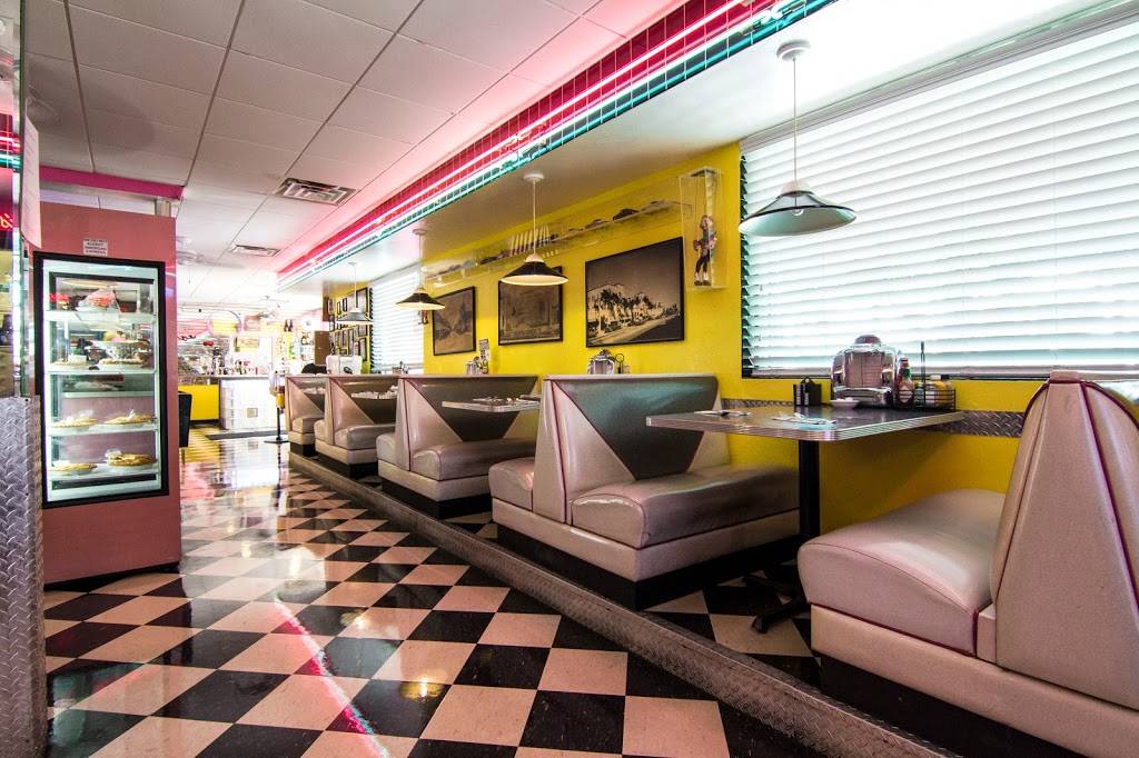 Ellies 50s Diner & Flamingo Ballroom Catering | restaurant | 2410 N Federal Hwy, Delray Beach, FL 33483, USA | 5612761570 OR +1 561-276-1570
