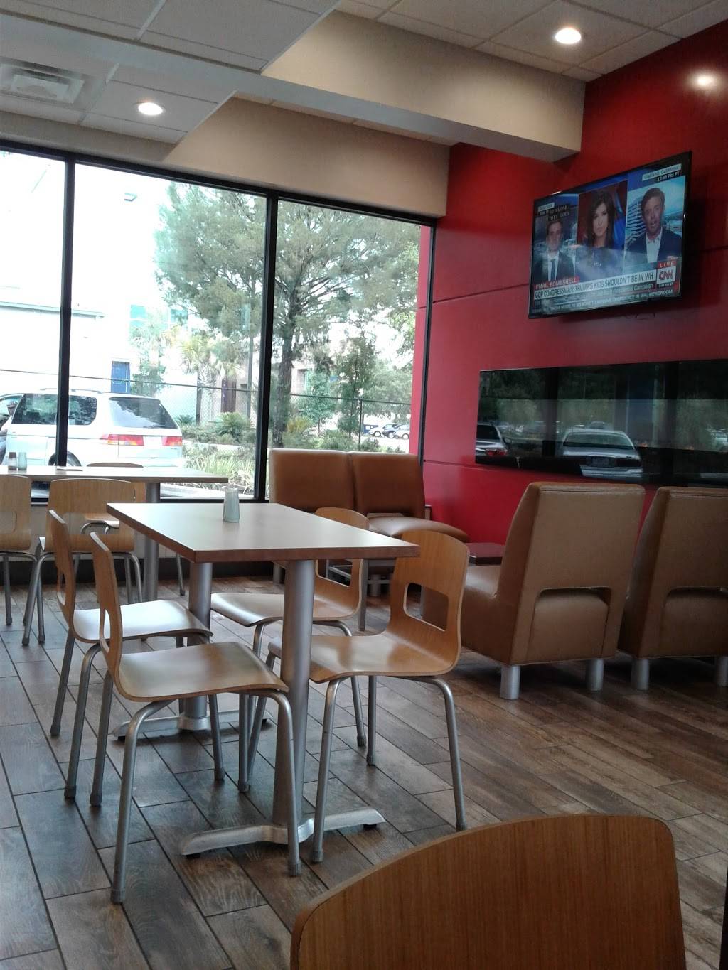 Wendys | restaurant | 1711 N Main St, Gainesville, FL 32609, USA | 3523737210 OR +1 352-373-7210