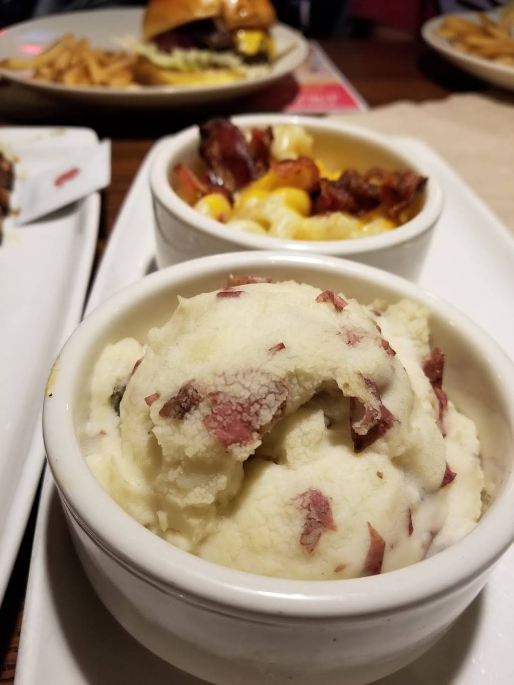 Applebees Grill + Bar | restaurant | 3400 S Mooney Blvd, Visalia, CA 93277, USA | 5597342332 OR +1 559-734-2332