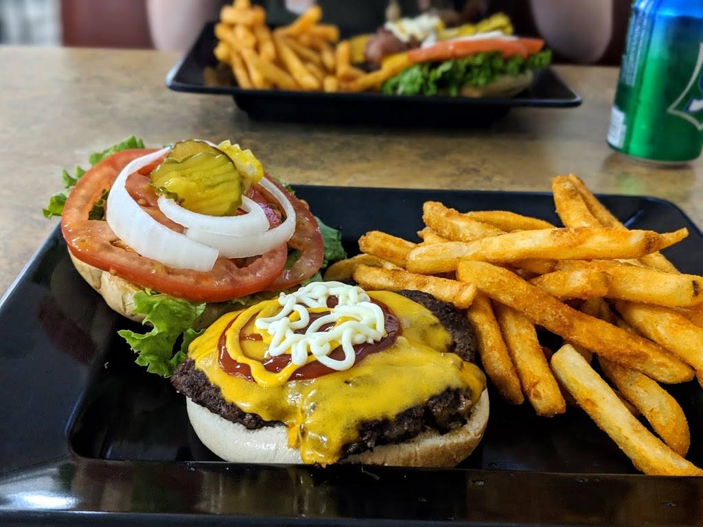 The Smiths Place | restaurant | 18999 US-31, Letohatchee, AL 36047, USA | 3347826390 OR +1 334-782-6390