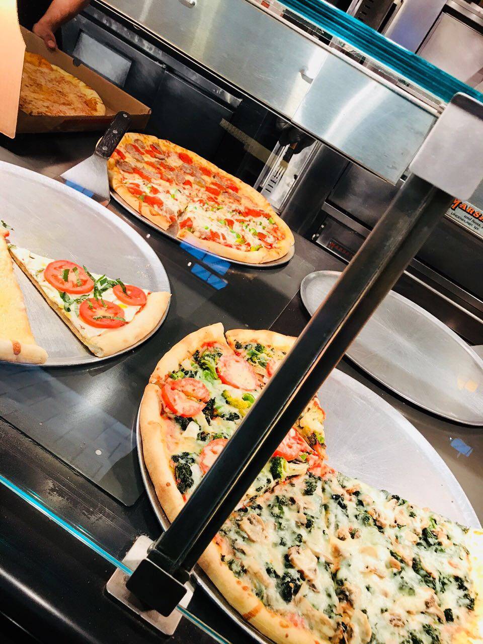 Famous Famiglia pizzeria | restaurant | Tysons Corner Mall, 1961 Chain Bridge Rd, McLean, VA 22102, USA | 7032883433 OR +1 703-288-3433