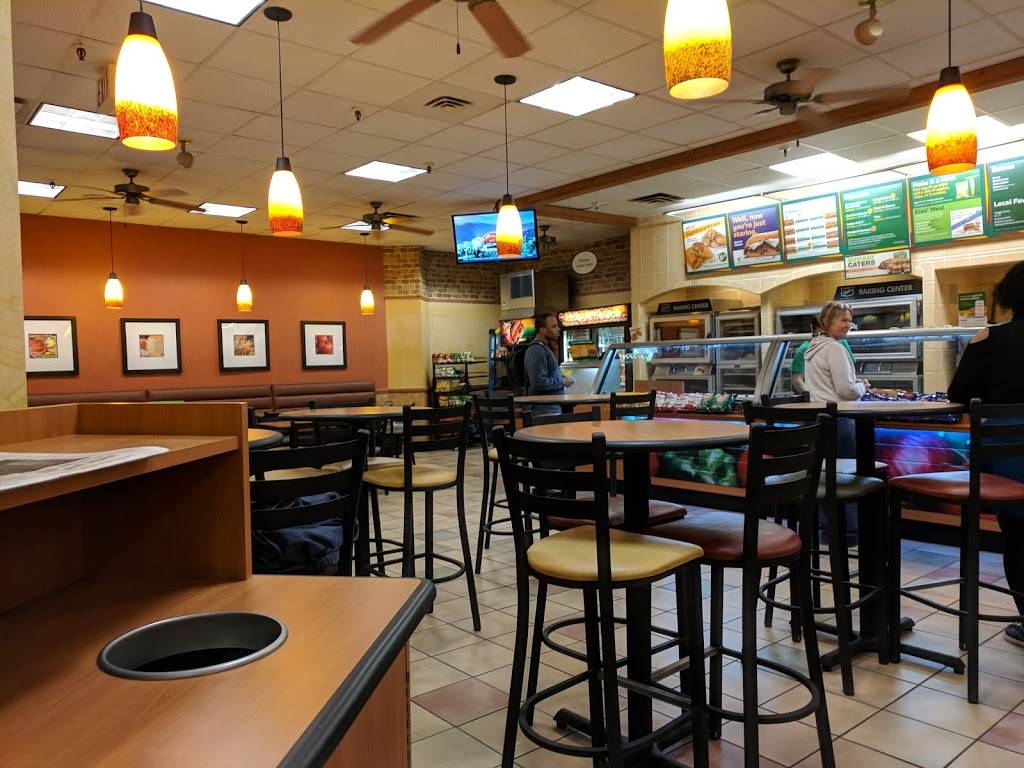 Subway | meal takeaway | 111 W Washington St Suite 171, Indianapolis, IN 46204, USA | 3176858000 OR +1 317-685-8000