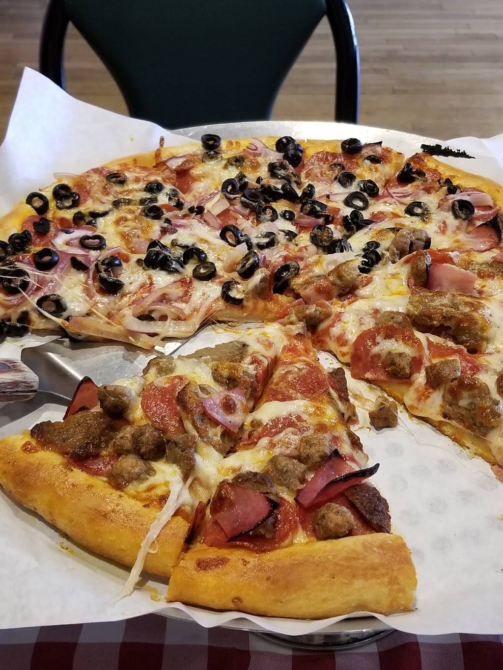 Leos Pizza Family Restaurant | restaurant | 7556 Foothill Blvd, Tujunga, CA 91042, USA | 8183522222 OR +1 818-352-2222