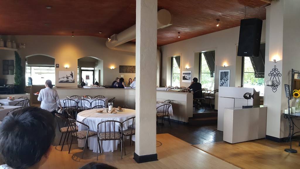 Barangas On The Beach | restaurant | 380 Van Wagners Beach Rd, Hamilton, ON L8E 3L8, Canada | 9055447122 OR +1 905-544-7122