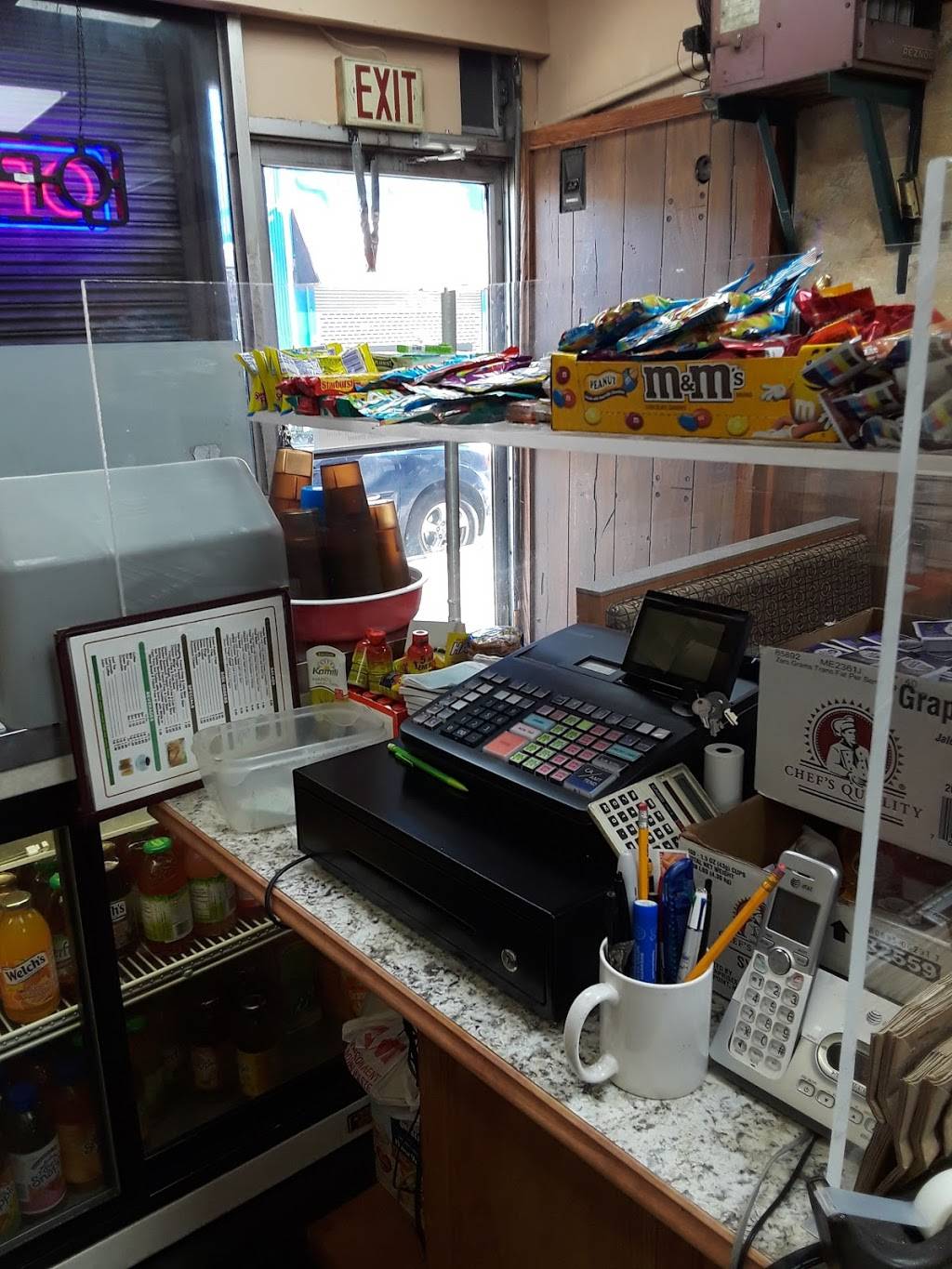 Dogs house (Best sunny diner) | restaurant | 2560 Germantown Ave, Philadelphia, PA 19133, USA | 2152231125 OR +1 215-223-1125