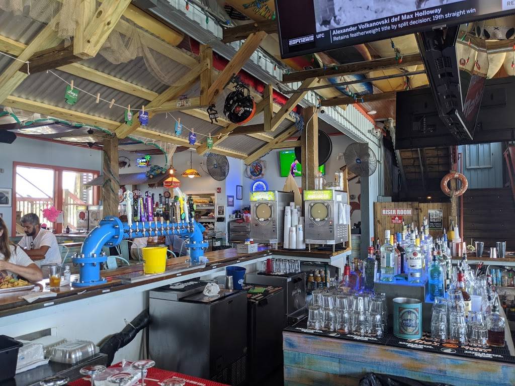Lucys Retired Surfers Bar & Restaurant | restaurant | 1775 Beach Blvd, Biloxi, MS 39531, USA | 2282074369 OR +1 228-207-4369