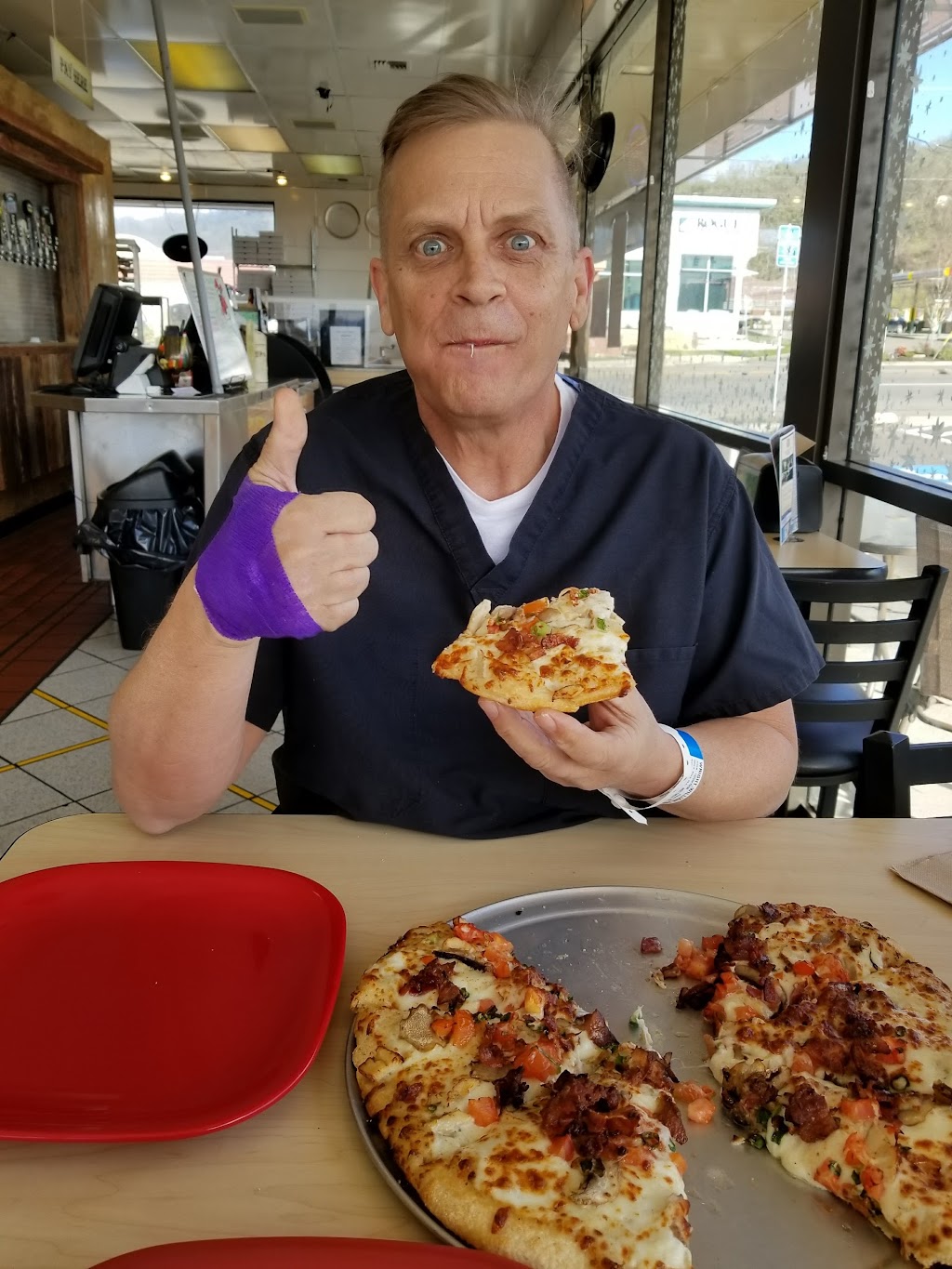 Loggers Pizza & Growlers | restaurant | 1810 NE Stephens St, Roseburg, OR 97471, USA | 5416725234 OR +1 541-672-5234