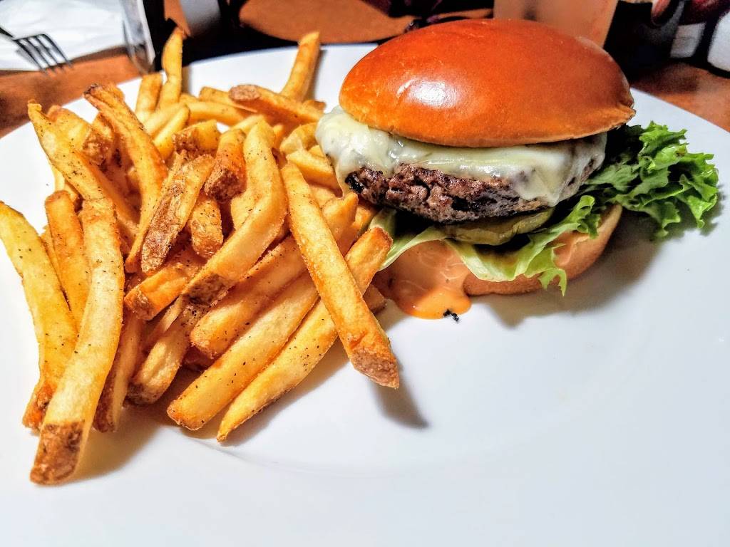 TGI Fridays | restaurant | 3535 Hempstead Turnpike, Levittown, NY 11756, USA | 5167961549 OR +1 516-796-1549