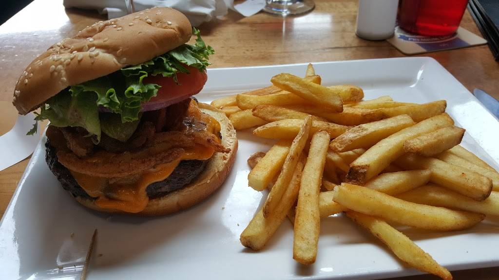 Erin Mills Pump & Patio | restaurant | 1900 Dundas St W, Mississauga, ON L5K 1P9, Canada | 9059167867 OR +1 905-916-7867