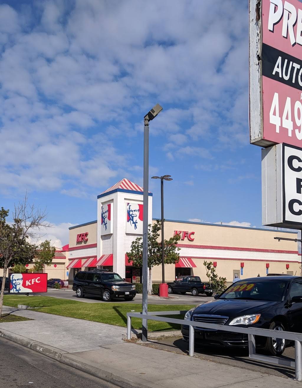 KFC | restaurant | 7152 N Blackstone Ave, Fresno, CA 93650, USA | 5594393321 OR +1 559-439-3321