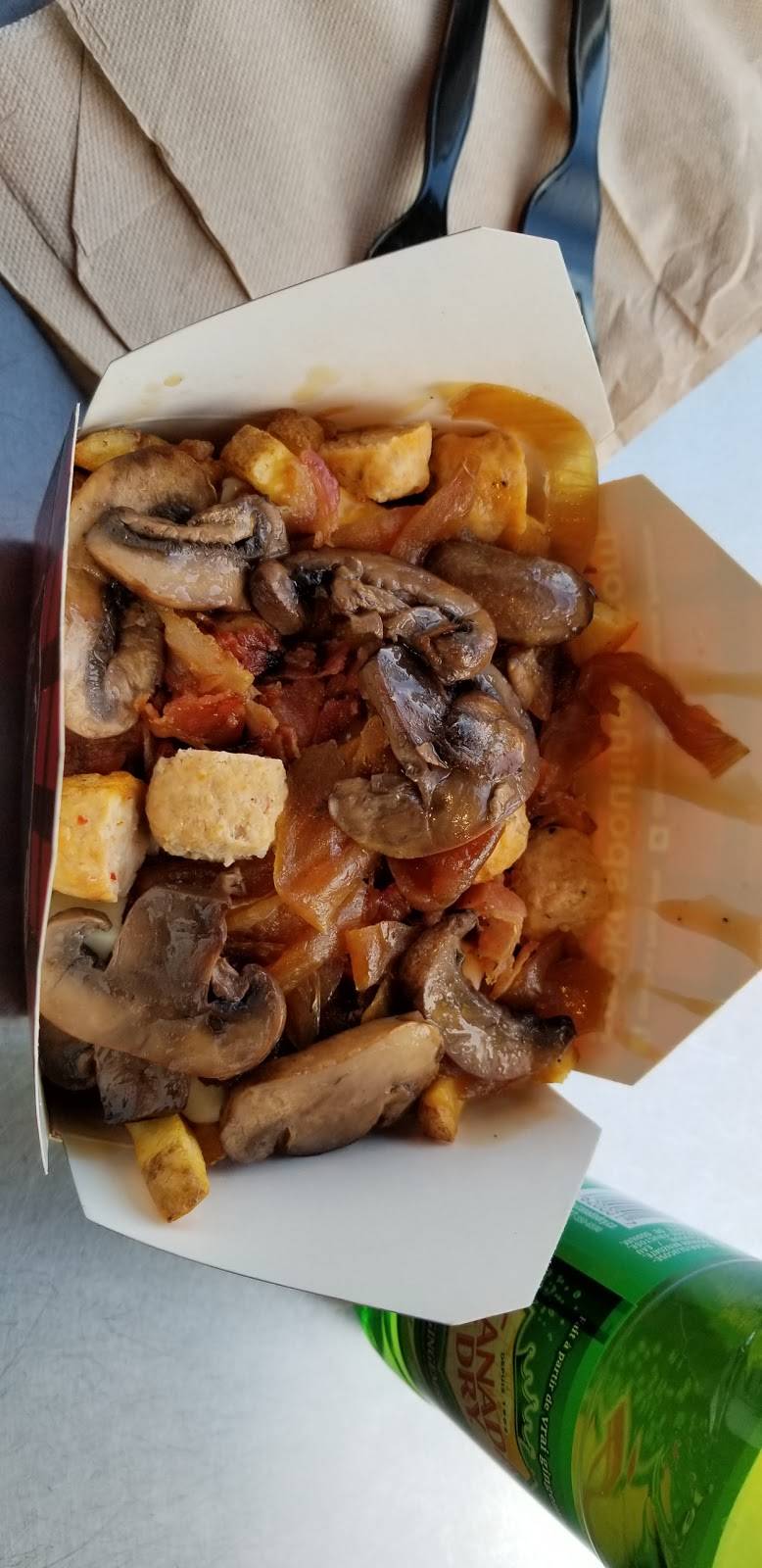 Smokes Poutinerie | restaurant | 114 Lakeshore Rd E, Mississauga, ON L5G 1E4, Canada | 9052712873 OR +1 905-271-2873