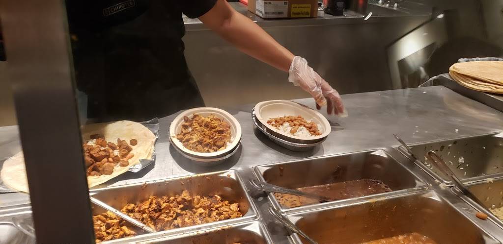 Chipotle Mexican Grill | restaurant | 11613 N Central Expy Ste 100, Dallas, TX 75243, USA | 2148900903 OR +1 214-890-0903