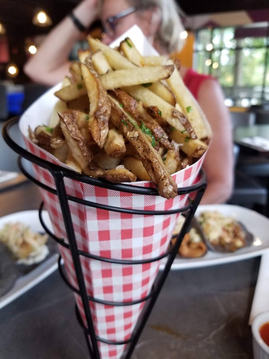 Jesters GastroPub | restaurant | 1107 Lorne Park Rd, Mississauga, ON L5H 3A1, Canada | 9052719915 OR +1 905-271-9915