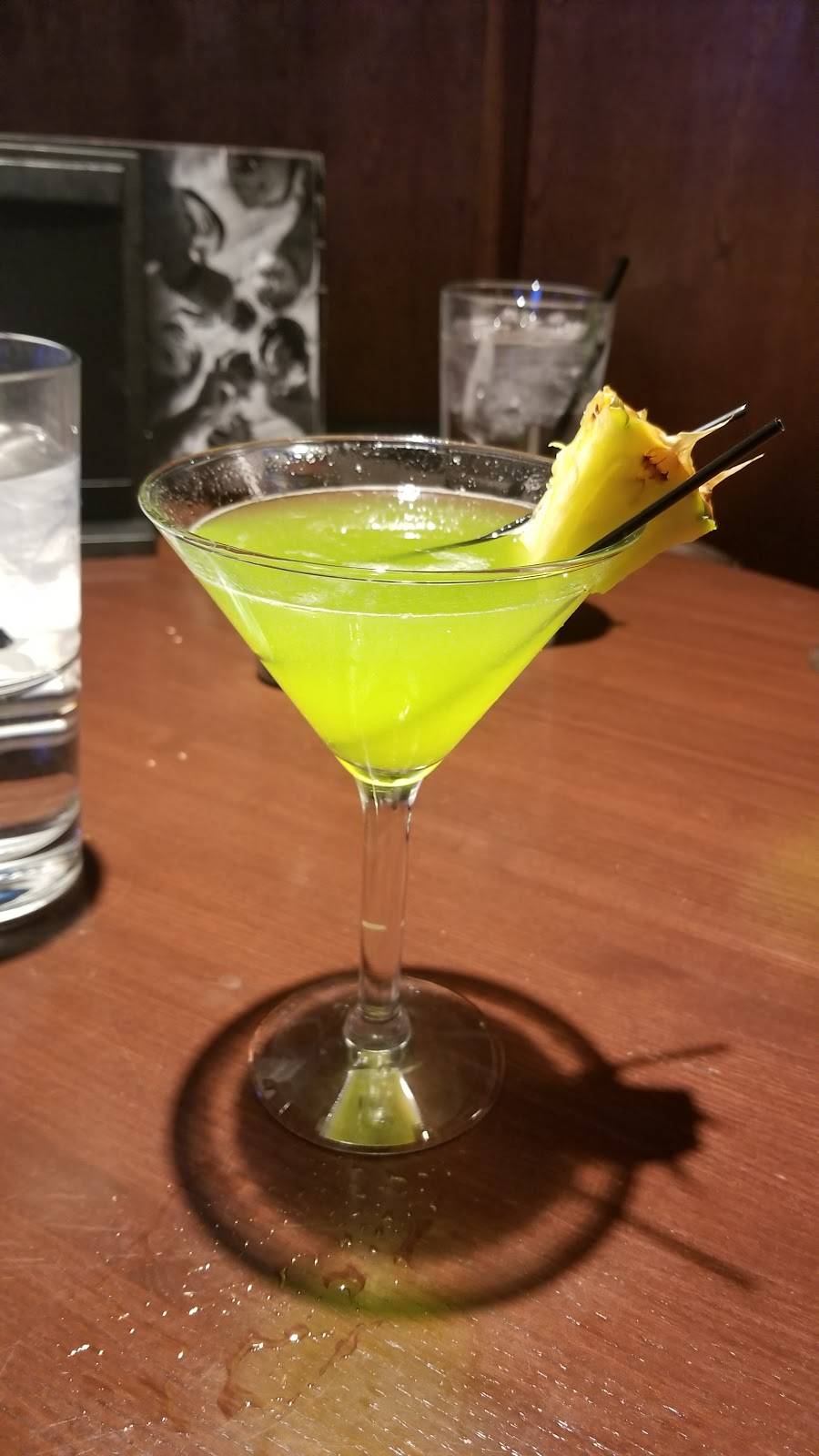 Bar Louie | night club | 5500 S Shore Dr, Chicago, IL 60637, USA | 7733635300 OR +1 773-363-5300