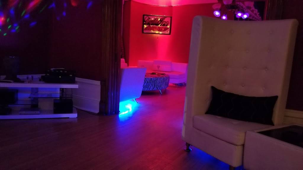 1393 Lounge Martini & Dessert Bar | night club | 1393 Main St, Marinette, WI 54143, United States | 7157329531 OR +1 715-732-9531