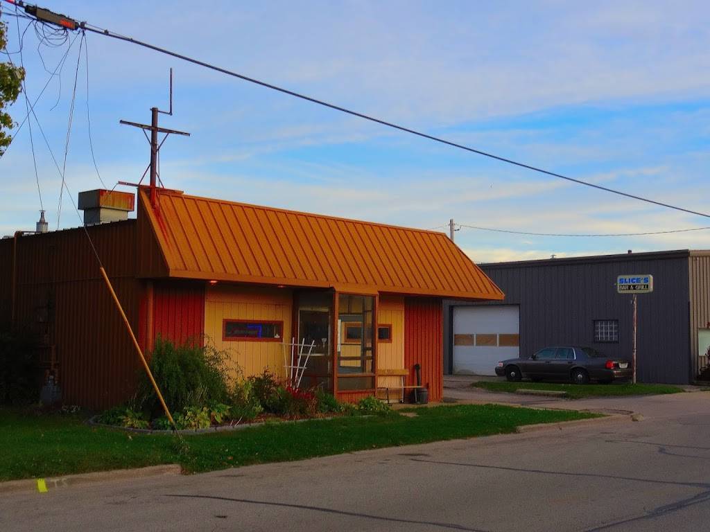 Slices Bar & Grill | restaurant | 2417 Pennsylvania Ave, Madison, WI 53704, USA | 6082436925 OR +1 608-243-6925