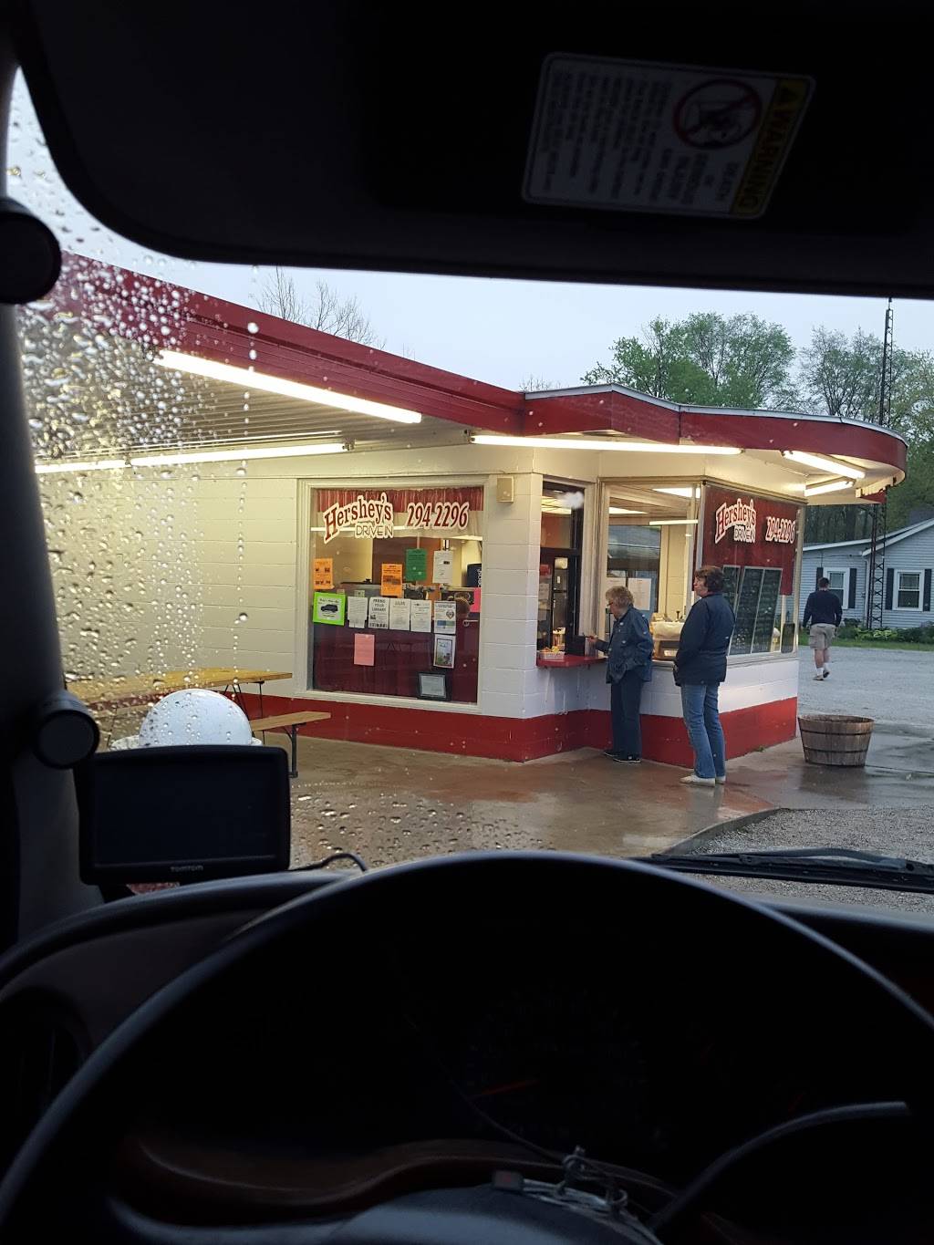 Hersheys Drive In | restaurant | 900 E 2nd St, Veedersburg, IN 47987, USA | 7652942296 OR +1 765-294-2296