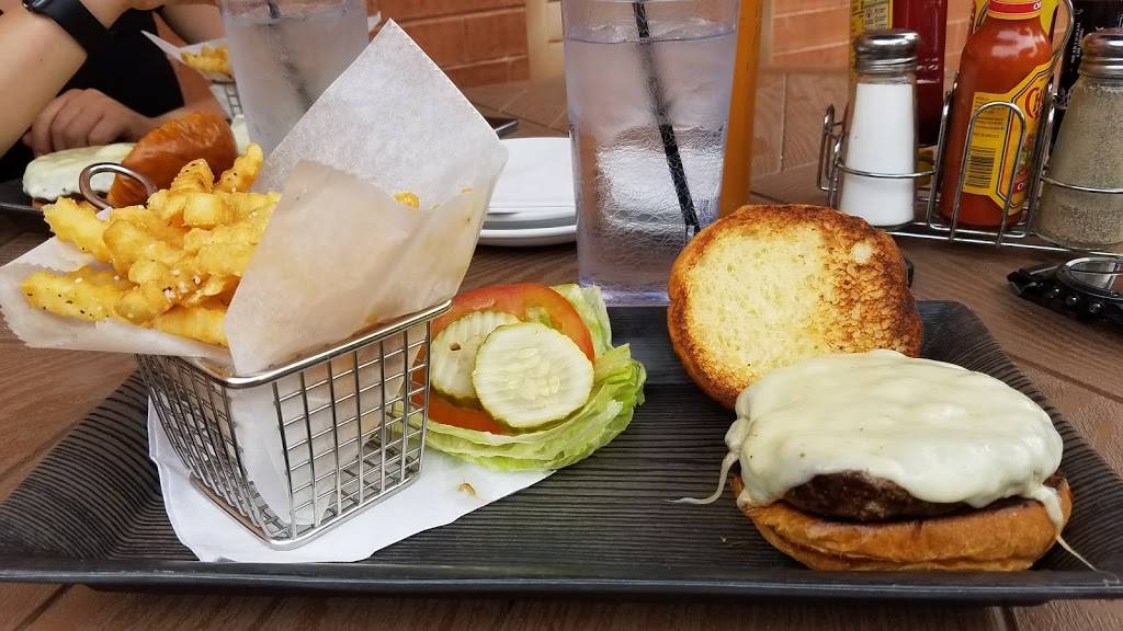 Alumni Club | restaurant | 1540 N Roselle Rd, Schaumburg, IL 60195, USA | 8475197555 OR +1 847-519-7555