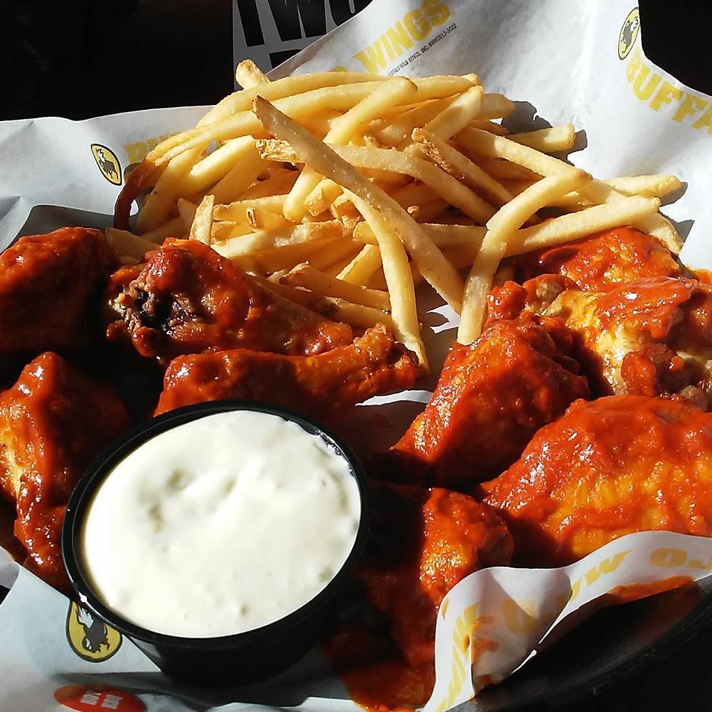 Buffalo Wild Wings | restaurant | 17510 Halsted St, Homewood, IL 60430, USA | 7089229453 OR +1 708-922-9453