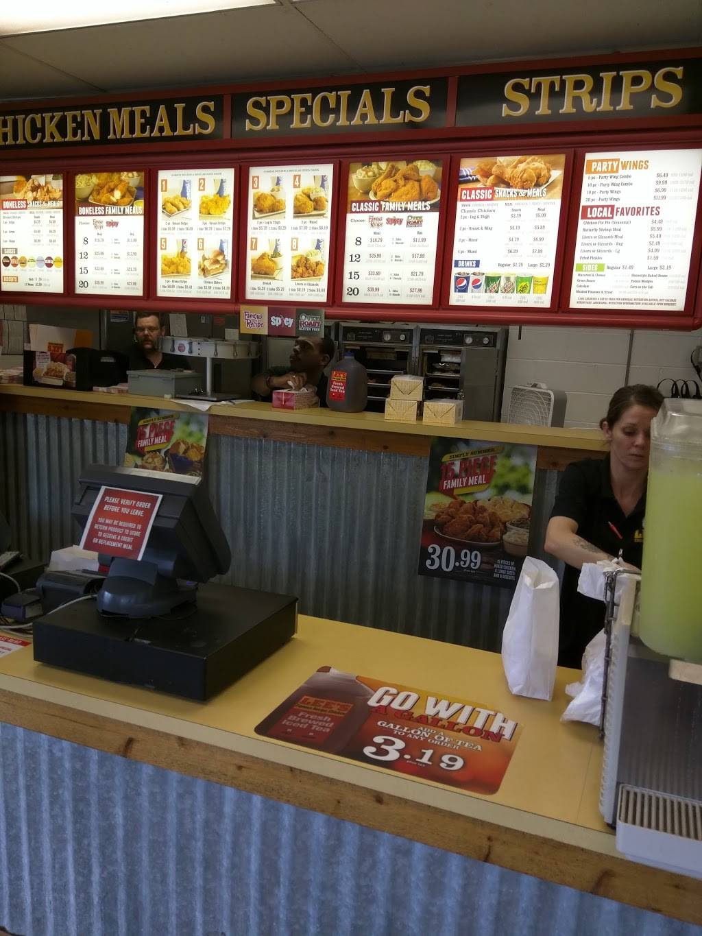 Lees Famous Recipe Chicken | restaurant | 8319 Vine St, Cincinnati, OH 45216, USA | 5138212999 OR +1 513-821-2999