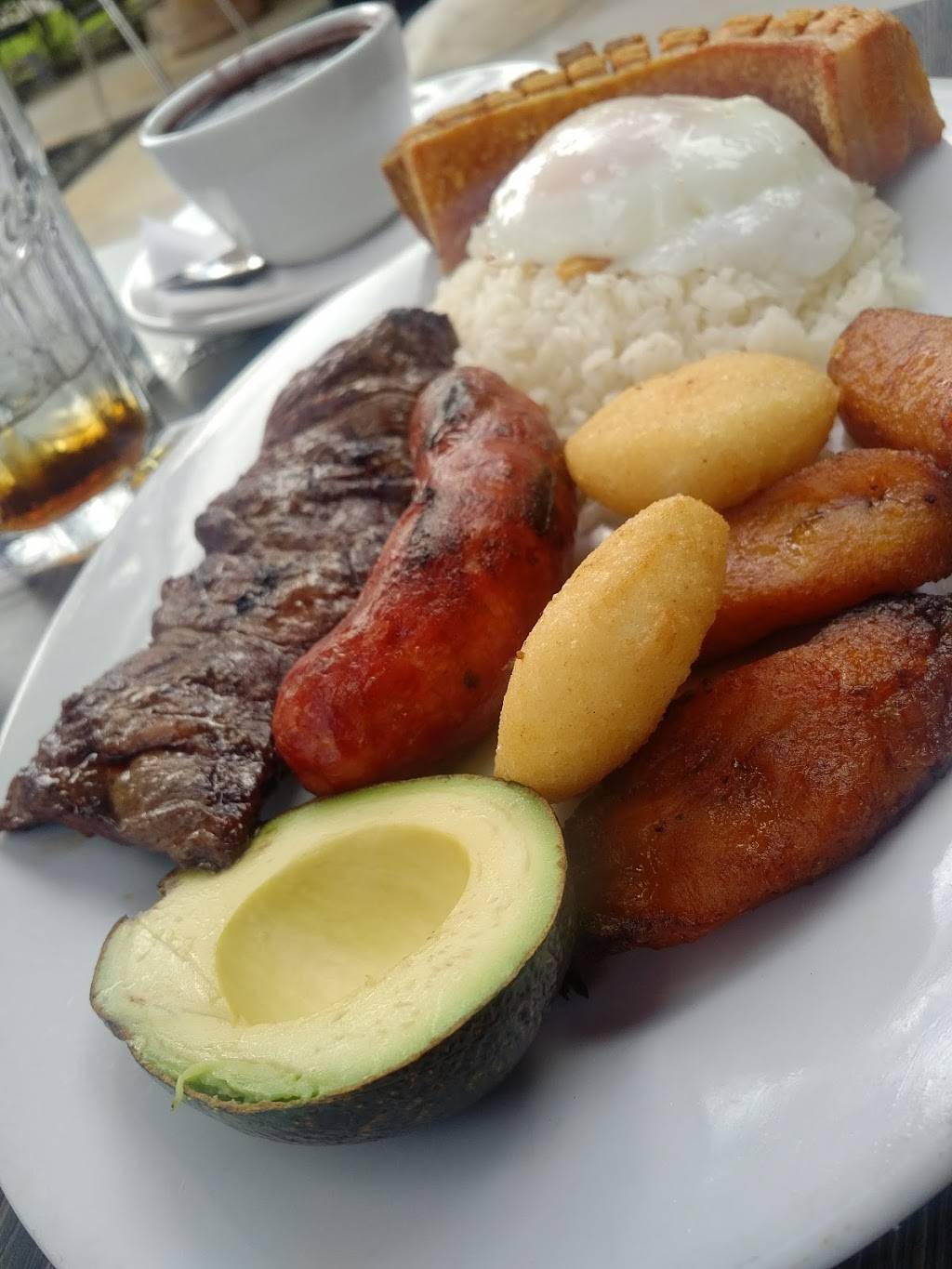 La Esquina Del Lechon | restaurant | 8601 NW 58th St #101, Miami, FL 33166, USA | 3056403041 OR +1 305-640-3041