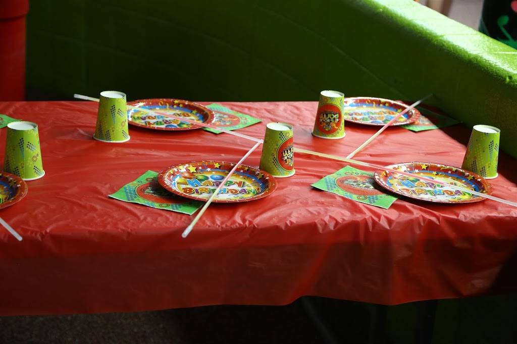 United Skates of America (formerly Lincoln Park Skating Center) | cafe | 1419 Southfield Rd, Lincoln Park, MI 48146, USA | 3133817465 OR +1 313-381-7465