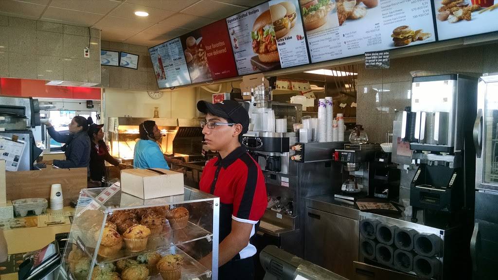 McDonalds | cafe | 1 Traders Way, Salem, MA 01970, USA | 9787449631 OR +1 978-744-9631