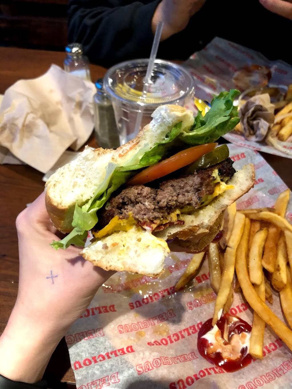 Dice Burger | restaurant | 7023 Columbia Pike, Annandale, VA 22003, USA | 7033335006 OR +1 703-333-5006