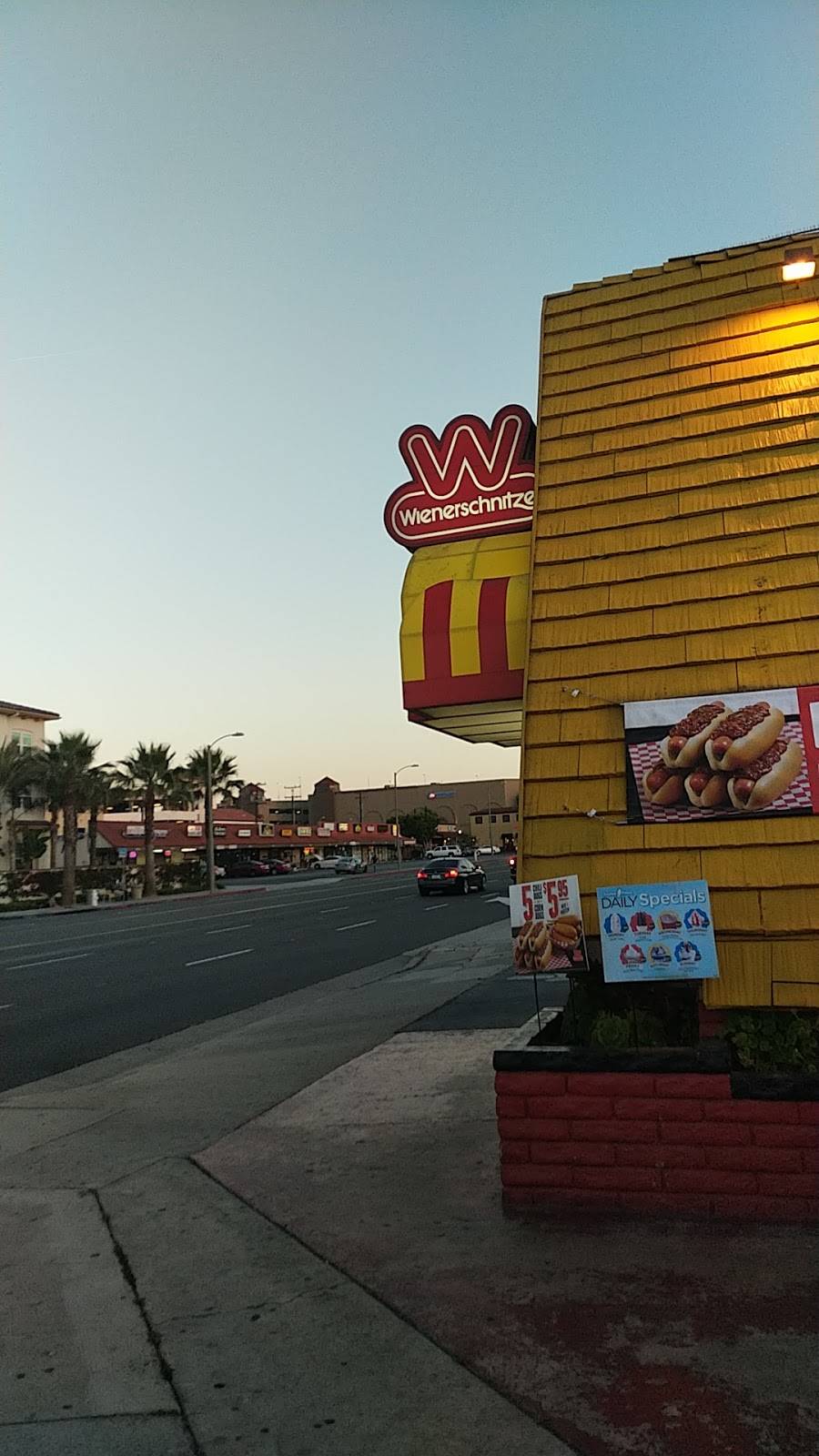 Wienerschnitzel | restaurant | 1951 Harbor Blvd, Costa Mesa, CA 92626, USA | 9496315181 OR +1 949-631-5181