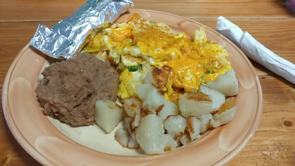 Naomis Diner | restaurant | 15033 Main St, Lytle, TX 78052, USA | 8307723462 OR +1 830-772-3462