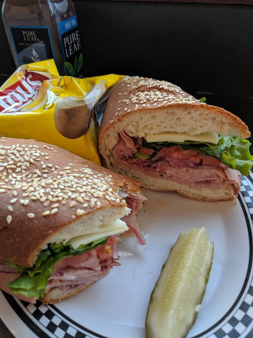 Heidis Brooklyn Deli | restaurant | 624 Turner St, Auburn, ME 04210, USA | 2077843434 OR +1 207-784-3434