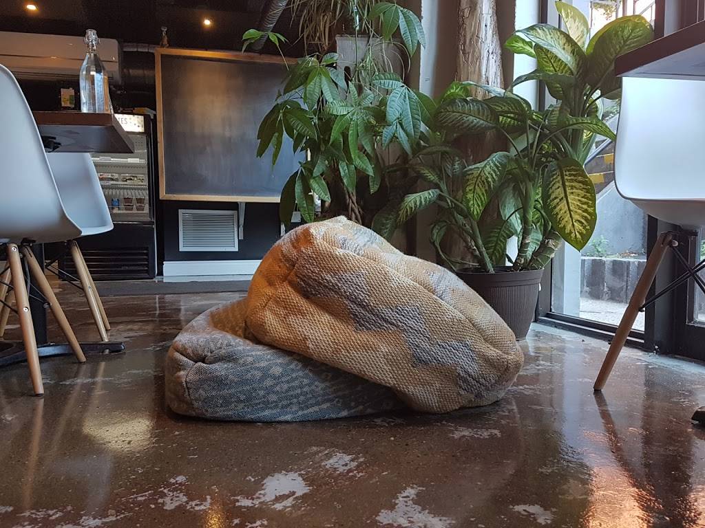 Carrots N Dates | restaurant | 2090 Wyandotte St E, Windsor, ON N8Y 5B2, Canada | 5199625115 OR +1 519-962-5115